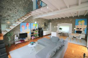 sala de estar con sofá gris y escalera en Villas San Roque Isla en Isla