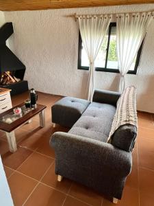 Ave Fénix في أغواس دولسيس: غرفة معيشة مع أريكة وطاولة