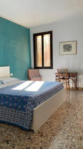 ヴェネツィアにあるCà Gretaのベッドルーム1室(ベッド1台、テーブル、窓付)