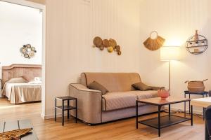 ein Wohnzimmer mit einem Sofa und 2 Tischen in der Unterkunft Rooms AL-Zabut in Sambuca di Sicilia