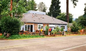 a house on the side of the road at Westfir Lodge in Oakridge