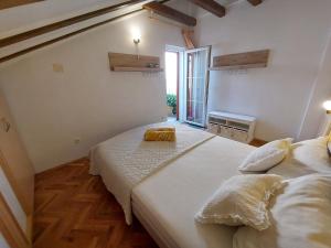 En eller flere senge i et værelse på Holiday Home Sunce Dalmacije + 15 billeder