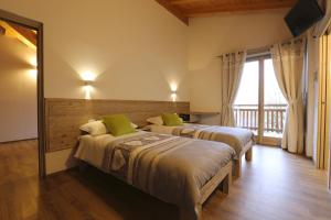 Postel nebo postele na pokoji v ubytování Alpen Chalet - Charme Mountain Hotel -
