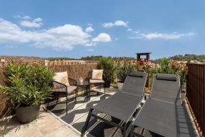 een patio met stoelen en een tafel op een balkon bij Can Joan Capo - Adults Only in Sineu