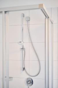 y baño con ducha con cabezal de ducha. en Landgasthof Hirsch, en Baden-Baden