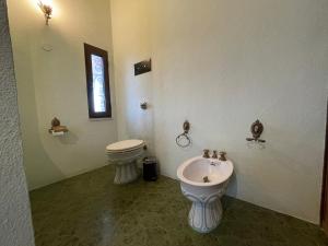 Ванна кімната в John Sea Suites