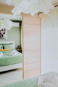 een slaapkamer met een bed en een glazen schuifdeur bij Sunny Days apartment in Alexandroupoli