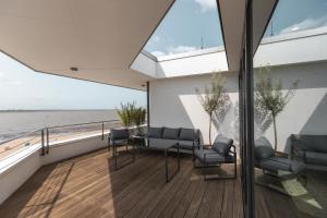 einen Balkon eines Hauses mit Meerblick in der Unterkunft Bheaven I Penthouse Premium Apartment in Bremerhaven