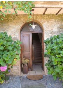uma entrada para um edifício de pedra com uma porta em U Granu di Bellezza em Casta