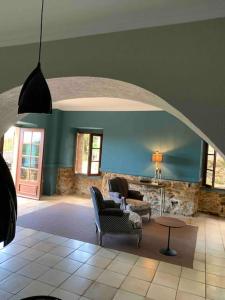 uma sala de estar com um sofá, cadeiras e uma mesa em U Granu di Bellezza em Casta