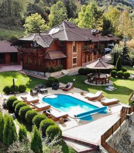 eine Luftansicht eines Hauses mit Pool in der Unterkunft Zlatibor Resort & Spa in Zlatibor