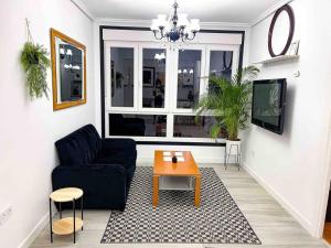 salon z kanapą i stołem w obiekcie Bilbao/Barakaldo 15min BEC w mieście Barakaldo