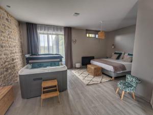 een slaapkamer met een bed en een bed en een kamer met een bed bij LE CLOS DES LYS - Chambres avec jacuzzi - Nemours in Treuzy-Levelay