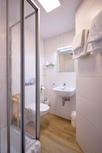 ein Bad mit einem WC und einem Waschbecken in der Unterkunft Landgasthof Hirsch in Baden-Baden