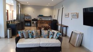 ein Wohnzimmer mit Couch und Küche in der Unterkunft Guest House em Tiradentes MG in Tiradentes