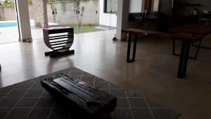 eine Fernbedienung auf einem Boden in einem Raum in der Unterkunft Guest House em Tiradentes MG in Tiradentes