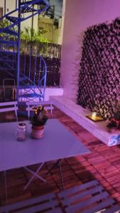 una stanza con due tavoli e una parete viola di Yellow and blue relax house a Pireo
