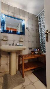 La salle de bains est pourvue d'un lavabo et d'un miroir. dans l'établissement Yellow and blue relax house, au Pirée