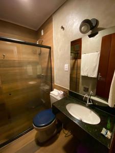 イーリャ・グランデにあるPousada Só Naturezaのバスルーム(トイレ、洗面台、シャワー付)