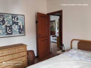 Ένα ή περισσότερα κρεβάτια σε δωμάτιο στο Appartamento trilo fronte Parco con parking e uso bici gratis Check out h18