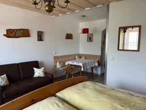 ein Wohnzimmer mit einem Sofa und einem Tisch in der Unterkunft Haus Lisa in Fuschl am See