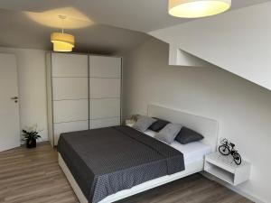 ein Schlafzimmer mit einem großen Bett und einer Treppe in der Unterkunft Holiday Home Bajlo in Zadar