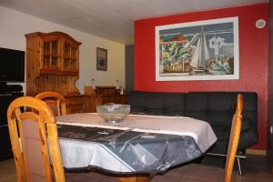 een woonkamer met een tafel en een bank bij Les hauts de Frisella in Monacia-dʼAullène