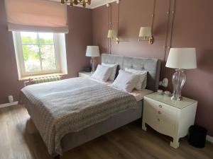 穆斯特韦埃Peipsi Teemaja的一间卧室,配有一张大床和一扇窗户。