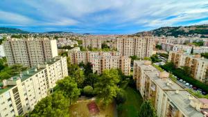 een luchtzicht op een stad met hoge gebouwen bij NICE NORD 2 PIECES CALMES,WIFI,CLIM,BALCON,PARKING in Nice