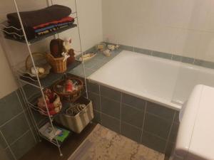 un bagno con una mensola con cestini e asciugamani di FORT MAHON superbe appartement face mer a Fort-Mahon-Plage