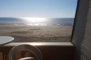 una finestra del bagno con vista sulla spiaggia di FORT MAHON superbe appartement face mer a Fort-Mahon-Plage