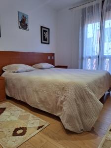 Un dormitorio con una cama grande y una ventana grande en Casa privada centrica, en Villanueva de Arosa