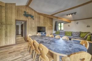 a dining room and living room with a table and chairs at Oxalis in Morillon