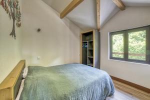 a bedroom with a bed and a window at Oxalis in Morillon
