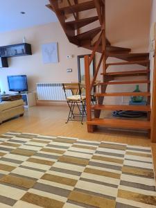 sala de estar con escalera de madera y alfombra en Casa privada centrica, en Villanueva de Arosa