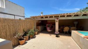 un patio trasero con una valla y una piscina en Casa Padrina Burballa, en Maria de la Salut