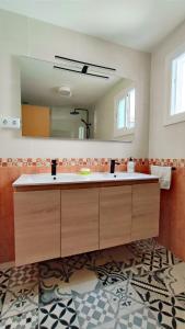 uma casa de banho com 2 lavatórios e um espelho grande em Apartamento Picasso em Salou