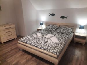 1 dormitorio con 1 cama con 2 almohadas en Apartament Świerkowa 11, en Augustów