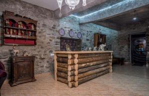 een woonkamer met een stenen muur en een bar bij SVANETI in Lentekhi