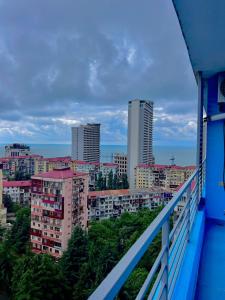 d'un balcon offrant une vue sur la ville. dans l'établissement Luxure Apartments, à Batoumi