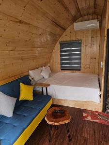 1 dormitorio con 1 cama y 1 sofá en una habitación en Mio Hotel en Hải Dương