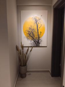 une peinture d'un arbre sur un mur dans une pièce dans l'établissement Animus Premium apt, à Nauplie
