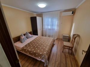 une petite chambre avec un lit et une chaise dans l'établissement 2Квартира с видом на море, à Odessa