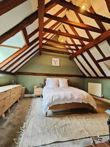 1 dormitorio con 1 cama en una habitación con techos de madera en The Snuggery 