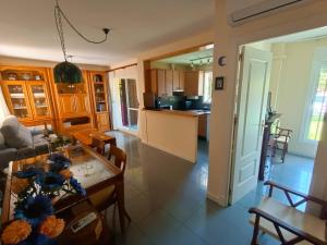 a living room and kitchen with a table and chairs at Apartamento a pie de playa con jardin privado in Rota