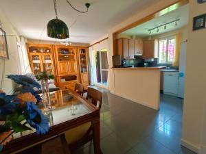 a kitchen with a table and chairs and a counter at Apartamento a pie de playa con jardin privado in Rota