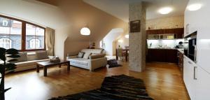 un salon avec un canapé blanc et une cuisine dans l'établissement Karlovy Vary, Dům u Máří Magdalény - 100 m od Vřídla, à Karlovy Vary