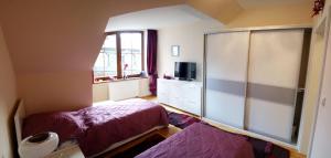 une chambre avec un lit, une commode et une fenêtre dans l'établissement Karlovy Vary, Dům u Máří Magdalény - 100 m od Vřídla, à Karlovy Vary