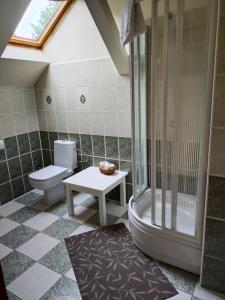 Kúpeľňa v ubytovaní Siedlisko Ostropest Karbowskie 9a + 37 fotografií