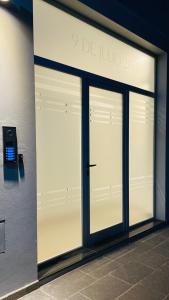 une paire de portes de garage sur un bâtiment dans l'établissement Apart Center Madryn, à Puerto Madryn